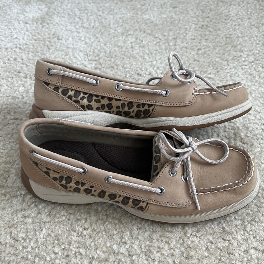 Like new Sperry Top Sider leopard print boat shoes size 8